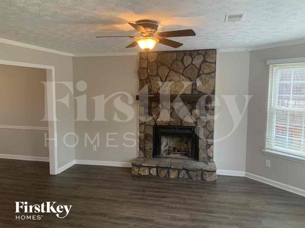 Building Photo - 2215 Rock Springs Rd