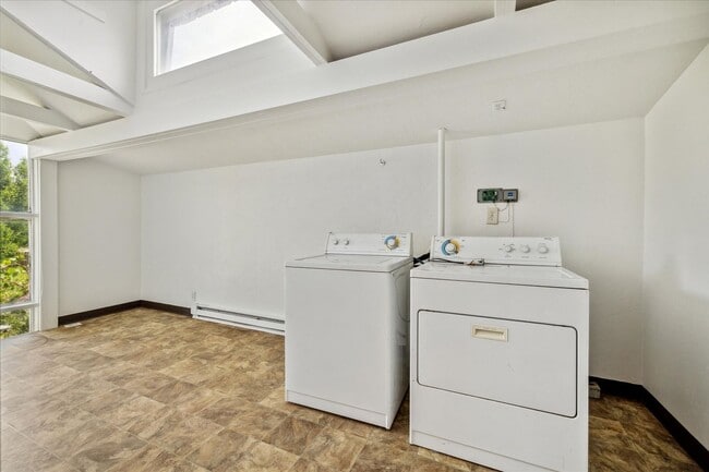 Building Photo - Charming 1-bedroom with office, 1-bathroom...