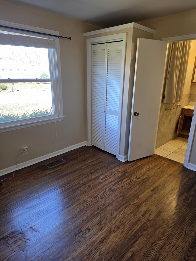 Building Photo - 3009 Sunnyview Dr