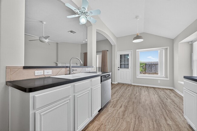 Building Photo - 14007 Hillingdale Ln