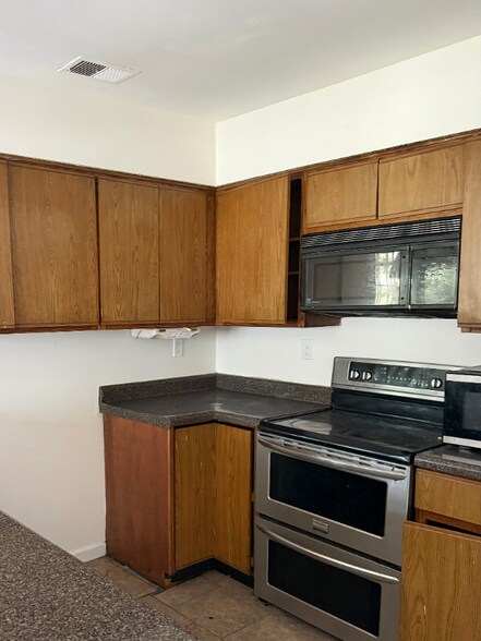 Building Photo - 6001 Hickory Cove