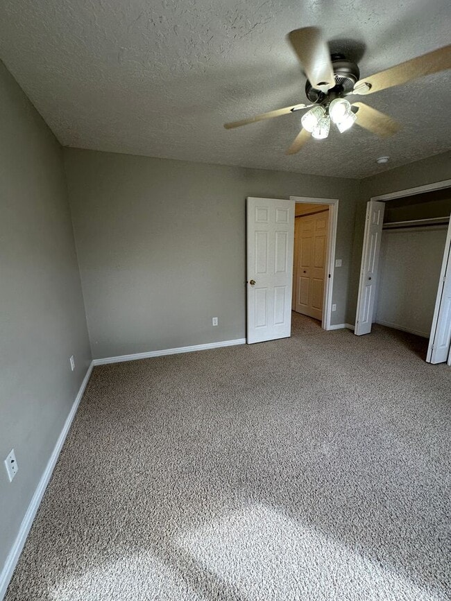 Building Photo - Cute 2 bed 1.5 bath townhome in the Meadows