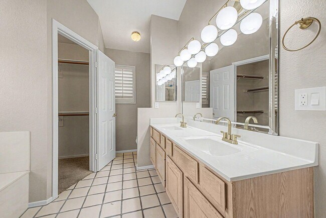 Building Photo - 5719 E St John Rd