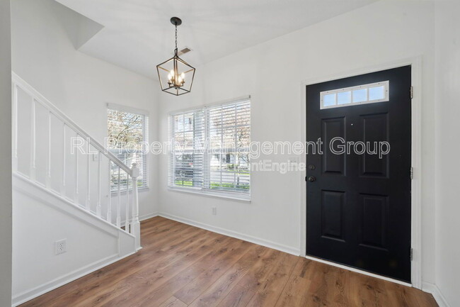 Building Photo - 646 Grove Cir