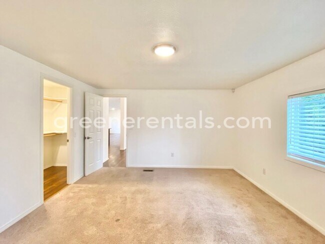 Building Photo - 6733 5th Ct SE