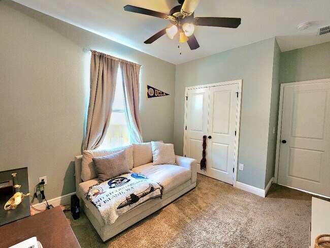 Building Photo - Discover Fine Living in this Captivating 3 Bed/2 Bath Home!