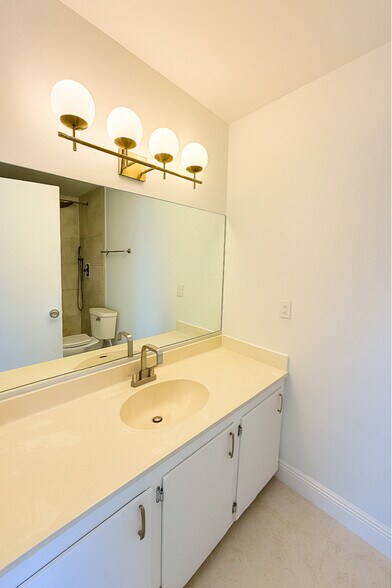 Building Photo - 4055 NW Cinnamon Tree Cir