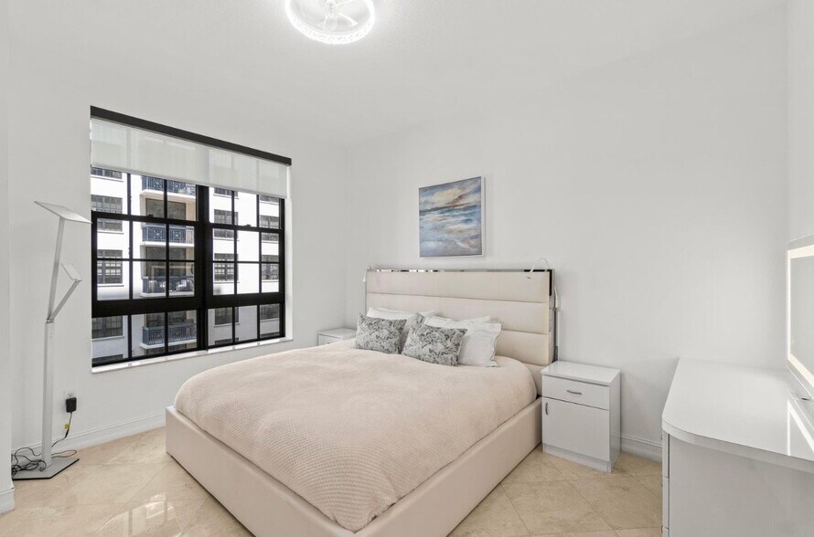 Building Photo - 701 S Olive Ave