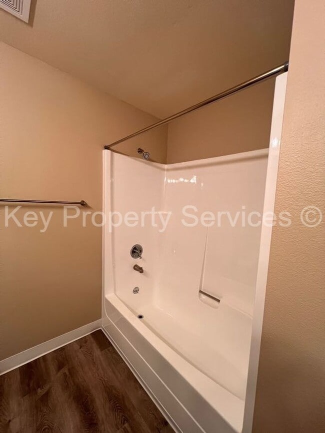 Building Photo - LAJE2