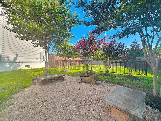 Building Photo - 418 Yale Oaks Ln