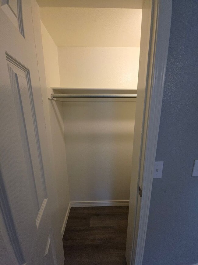 Building Photo - 709 W 13th St