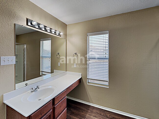 Building Photo - 8505 Hawkview Dr