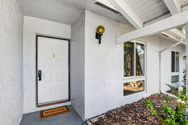 Building Photo - 708 Lago Rd