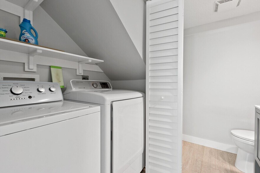 Building Photo - 825 Center St