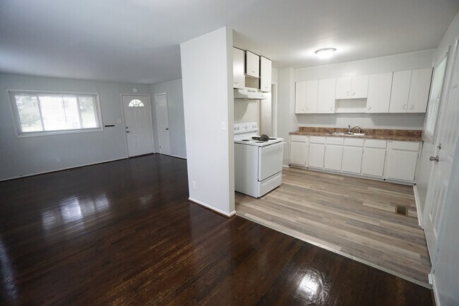 Building Photo - 112 13th Ave N