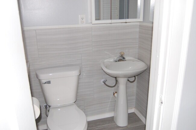 MASTER BEDROOM-ON SUITE - 2011 W Fargo Ave