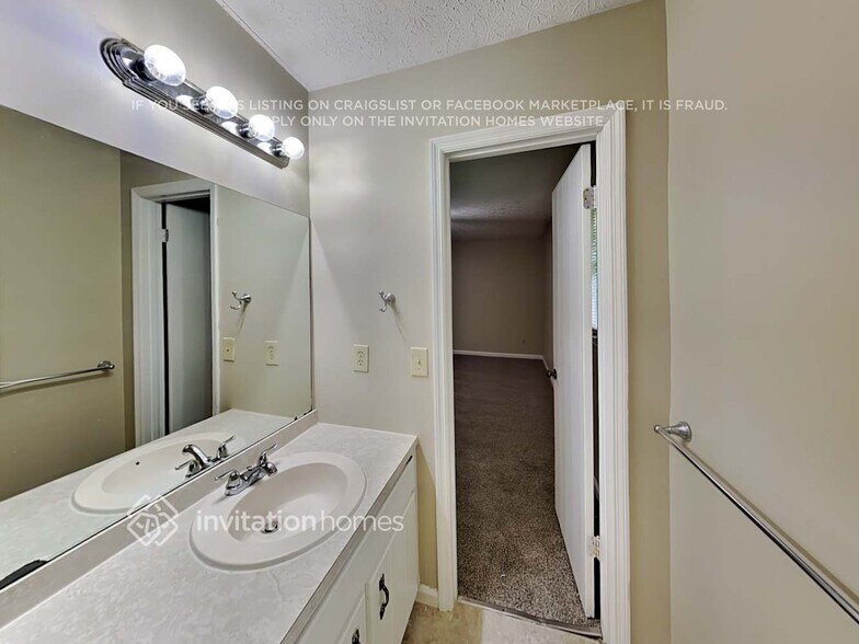 Building Photo - 104 Village Ct