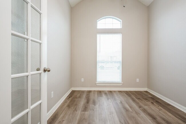Building Photo - 926 Pheasant Dr