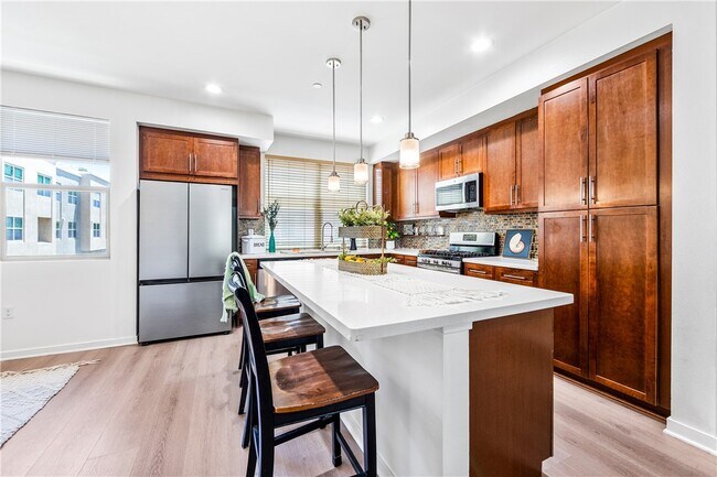 Building Photo - 664 Colorado Cir
