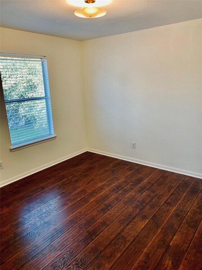 Building Photo - 8846 Gas Light Village Dr