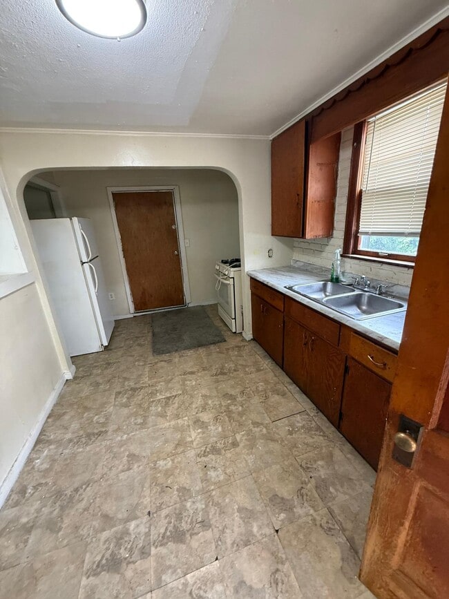 Building Photo - 1485 E 172
