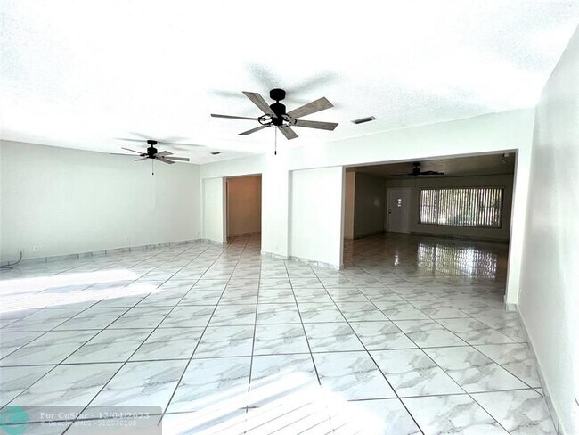 Building Photo - 1930 Windward Dr