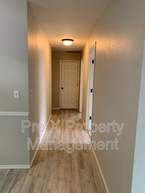 Building Photo - 3802 College View Dr