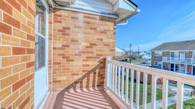 Building Photo - 705 N Dudley Ave