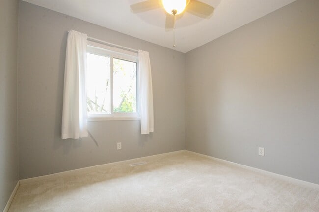 Building Photo - 4418 Clover Ln