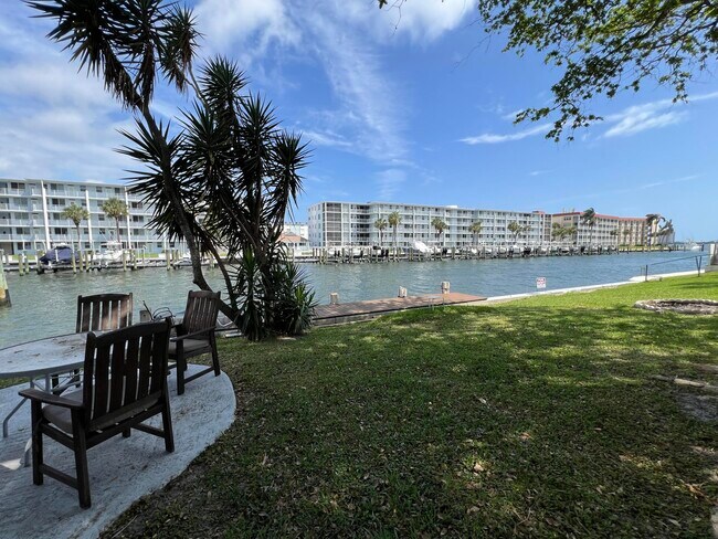 Building Photo - 131 Shore Ct