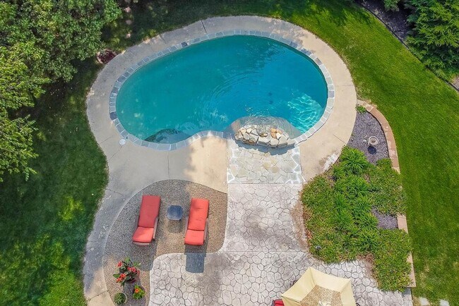 Building Photo - {5801} Spacious 2 Story Home in highly des...