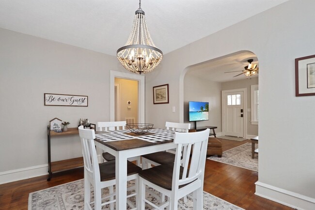 Building Photo - 215 E Cummings Ave