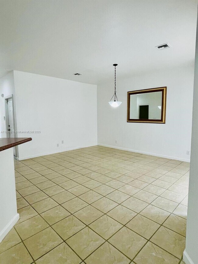Building Photo - 5347 SW 40th Ave