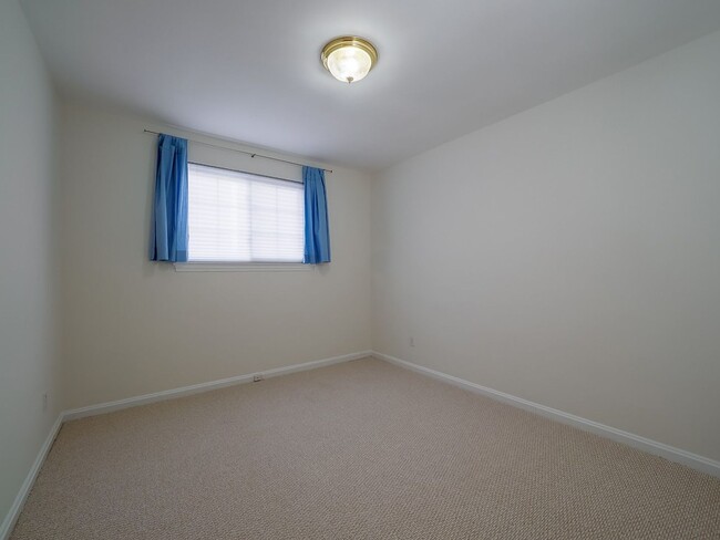 Building Photo - 2702 Navarre Dr