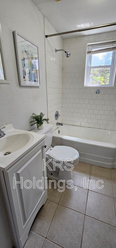 Building Photo - 927 Little Bay Ave