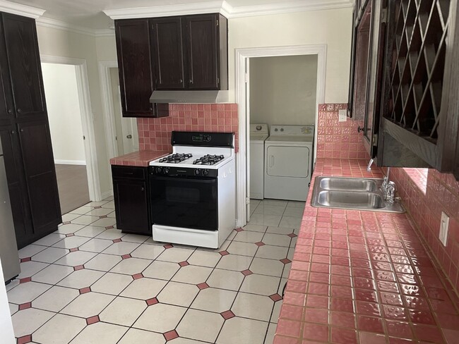 Kitchen - 2830 S Holt Ave