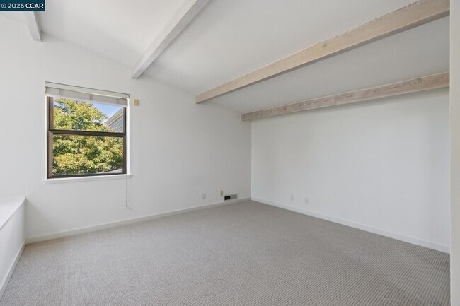 Building Photo - 660 La Casa Via