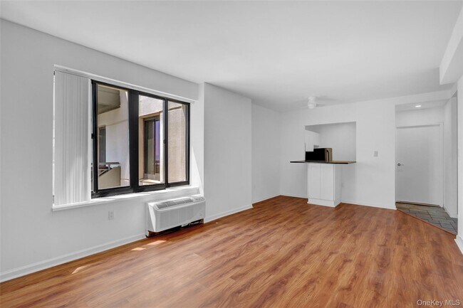 Building Photo - 100 W Broadway