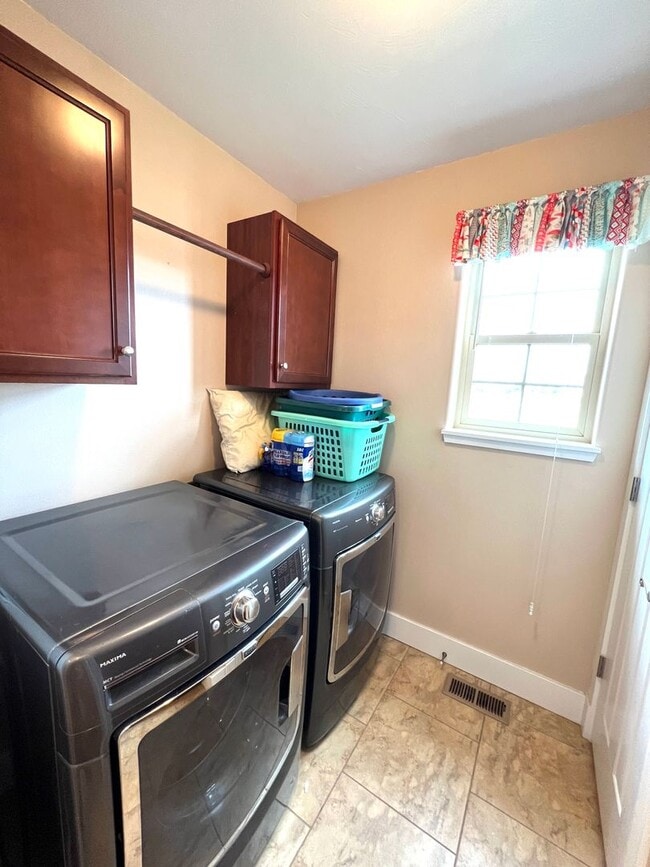 Building Photo - Pet Friendly 3 Bed 2 Bath Single Level Con...