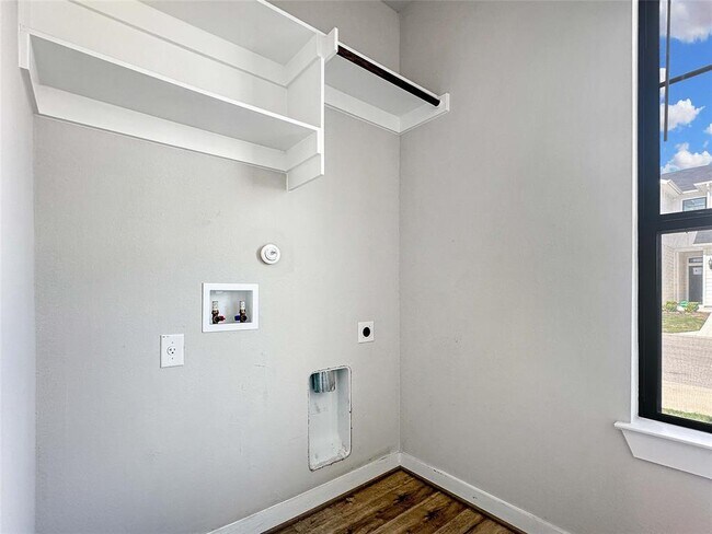 Building Photo - 179 Threshing Rd