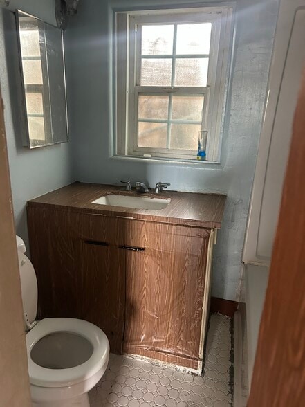 Building Photo - 155 E 15th Ave