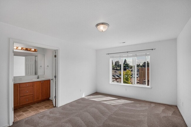 Building Photo - 1050 SE Alika Ave