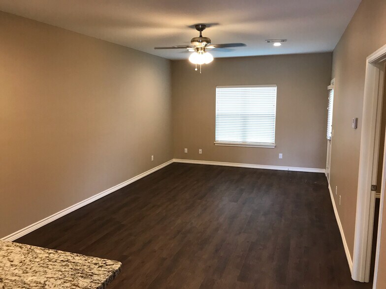 Building Photo - 604 Pecan Ct
