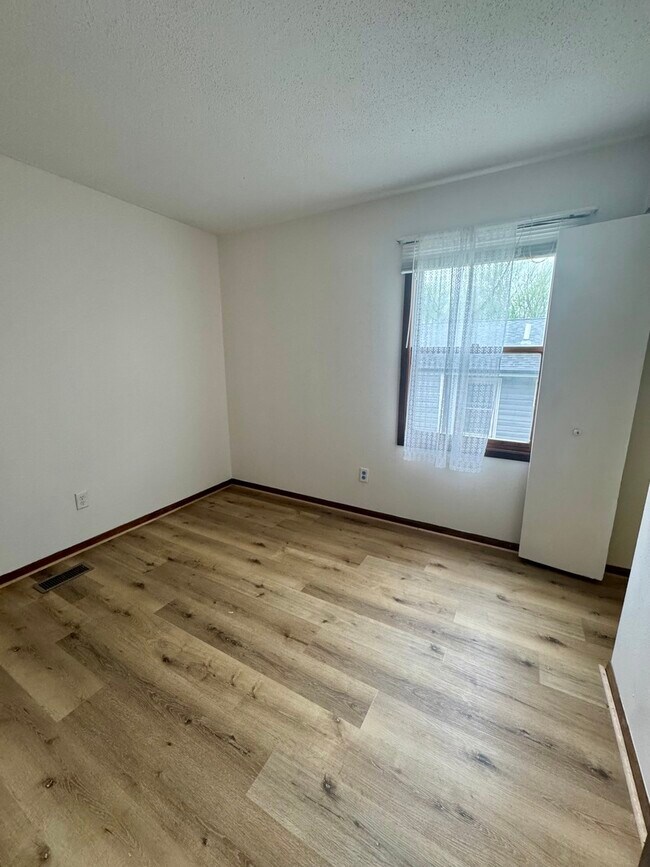 Building Photo - 5556 N Thornwood Ave