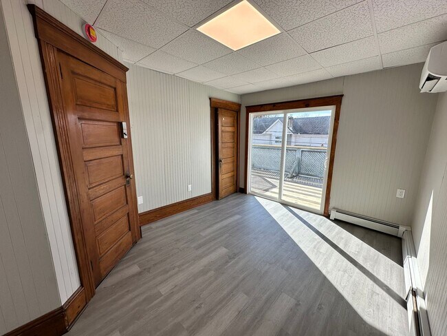 Building Photo - Newly Renovated 2 bedroom/1 bath Apartment!