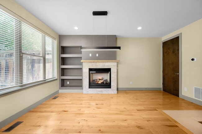 Building Photo - LUX 4BD, 5BA SloHi Home with Finished Base...