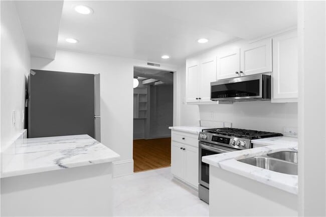 Building Photo - 833 Martina Dr NE