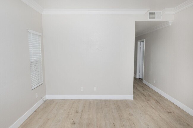 Building Photo - 511 Stork St