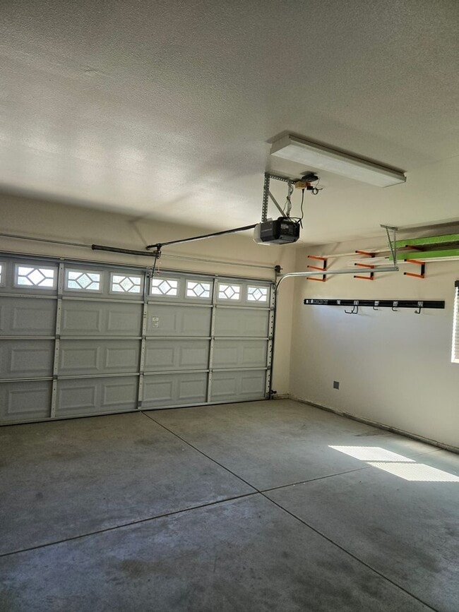 Building Photo - Beautiful 3 bedroom!