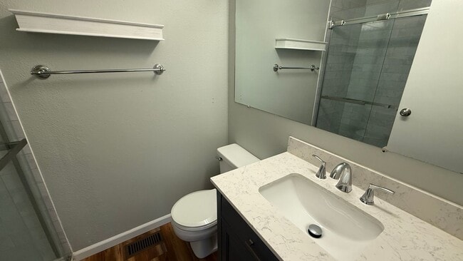 Building Photo - Well Maintained Top Floor 2 Bed/2 Bath Con...